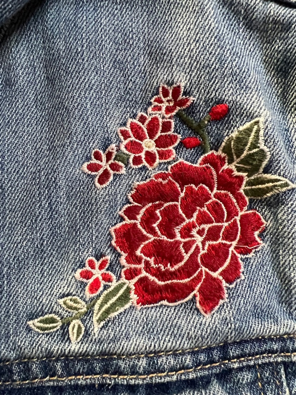 🌺🎴🫜🏡Forever 21 Light Blue Denim Jacket with Red and Blush Floral Embroidery - Picture 7 of 8